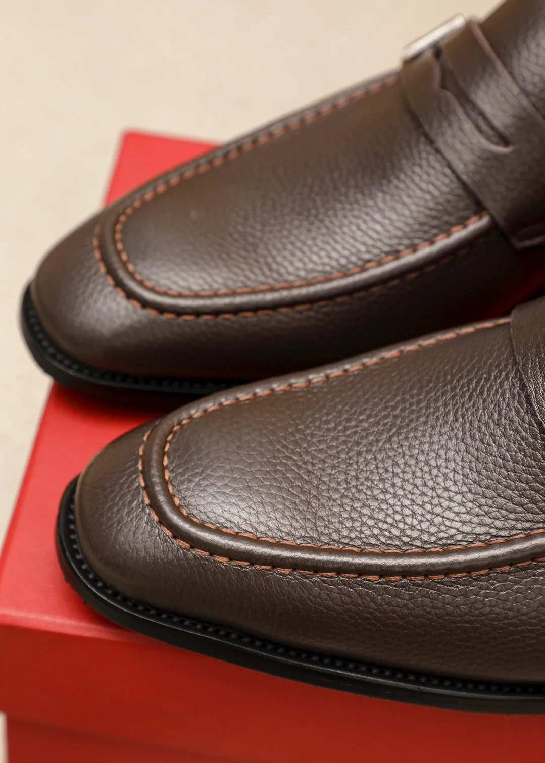 Men's shoes 💰460 💐 Product trademark: Ferragamo "Ferragamo" casual leather shoes Regular size: 38-44 (45.46🉑️customized) Product materials: Selected imported first-layer pebbled cowhide leather upper + luxury hardware buckle, imported water-dyed cowhide leather lining. Strong three-dimensional visual effect, original outsole color: 2⃣️seed leather materials optional